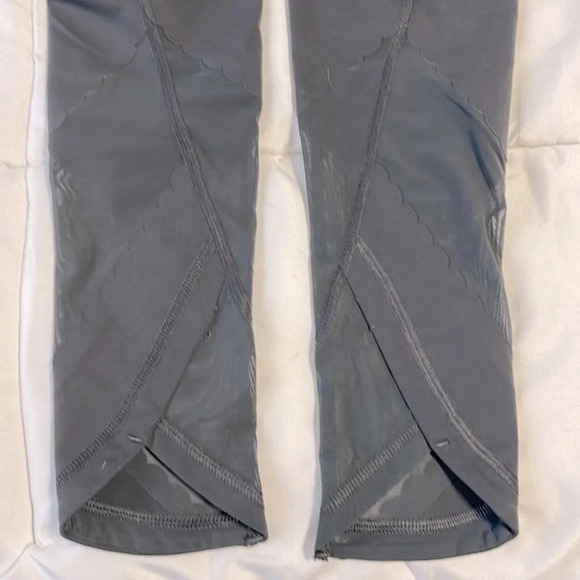 💰Knockout Victoria’s Secret dark gray mesh decorative ankle leggings size xs - Picture 9 of 9